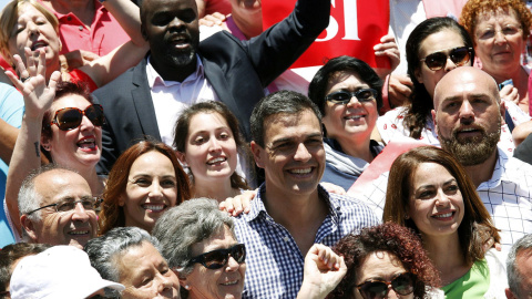 El secretario general y candidato a la presidencia del Gobierno, Pedro Sánchez, posa con simpatizantes y militantes durante el recorrido efectuado por Puerto de la Cruz en Tenerife. EFE/Ramón de la Rocha El secretario general y candidato a la presidencia del Gobierno, Pedro Sánchez, posa con simpatizantes y militantes durante el recorrido efectuado por Puerto de la Cruz en Tenerife. EFE/Ramón de la Rocha