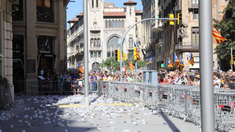 Urnes i paperetes escampades davant la Prefectura de Policia a la Via Laietana. Urnes i paperetes escampades davant la Prefectura de Policia a la Via Laietana.