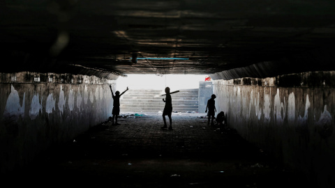 Niños jugando al cricket en un paso subterráneo para peatones en Bombay, India. Reuters/Shailesh Andrade