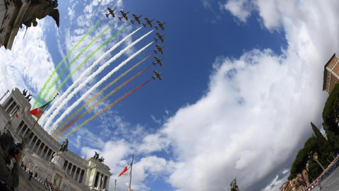 Aviones de las Fuerzas Aéreas Italianas sobrevuelan el monumento a Victor Manuel II durante una exhibición en la ceremonia con motivo de las celebraciones del Día de la República en Roma, Italia. EFE/Maurizio Brambatti