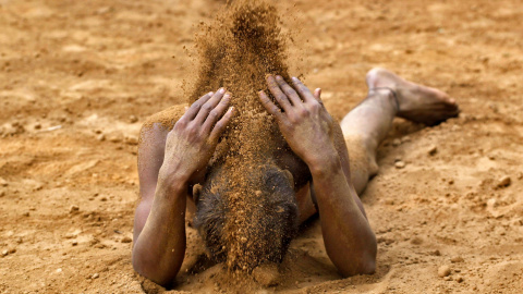 Un luchador practica en un centro de lucha india tradicional en Allahabad, India. REUTERS/Jitendra Prakash