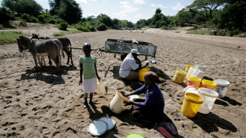 Campesinos recolectan agua de un río seco en sequía en Masvingo, Zimbabwe. REUTERS/Philimon Bulawayo