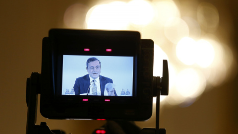 Una cámara de televisión recoge la imagen del presidente del BCE, Mario Draghi, durante la rueda de prensa tras la reunión del Consejo de Gobierno de la entidad en Viena. REUTERS/Leonhard Foeger Una cámara de televisión recoge la imagen del presidente del BCE, Mario Draghi, durante la rueda de prensa tras la reunión del Consejo de Gobierno de la entidad en Viena. REUTERS/Leonhard Foeger