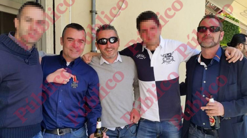 De izda. a dcha, 'Meneses Menesito', del grupo neonazi de Cartagena; el capitán Meroño, exhibiendo su Cruz de Hierro nazi; el cabo 1º Veiga; el también neonazi 'Giorgio' Sánchez, y el cabo 1º Díaz Pérez, en marzo de 2015. De izda. a dcha, 'Meneses Menesito', del grupo neonazi de Cartagena; el capitán Meroño, exhibiendo su Cruz de Hierro nazi; el cabo 1º Veiga; el también neonazi 'Giorgio' Sánchez, y el cabo 1º Díaz Pérez, en marzo de 2015.