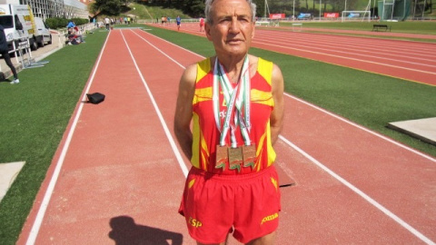 Manuel Alonso Domingo posa con varias medallas.