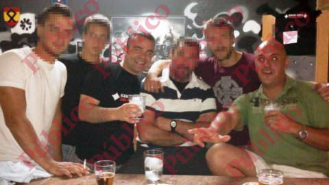 Foto de Facebook del capitán Meroño (en el centro, con el vaso en la mano) en la que aparece el sargento López Conesa (a la derecha con camiseta verde) haciendo el saludo de las SS hitlerianas. Foto de Facebook del capitán Meroño (en el centro, con el vaso en la mano) en la que aparece el sargento López Conesa (a la derecha con camiseta verde) haciendo el saludo de las SS hitlerianas.