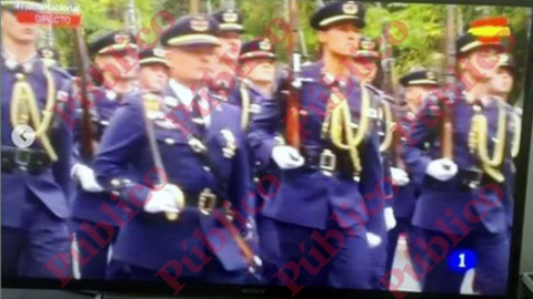 Captura de pantalla de las imágenes ofrecidas por TVE1 del desfile del 12 de octubre de 2017, con el capitán Meroño encabezando, con su sable al hombro, a los alumnos de la academia de oficiales del Aire. Captura de pantalla de las imágenes ofrecidas por TVE1 del desfile del 12 de octubre de 2017, con el capitán Meroño encabezando, con su sable al hombro, a los alumnos de la academia de oficiales del Aire.