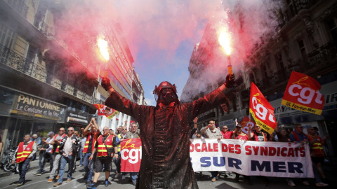 Un trabajador del acero, vestido con un traje de trabajo protector con una máscara de Darth Vader de Star Wars , portando bengalas durante una manifestación contra reformas laborales del Gobierno francés en Marsella, Francia. REUTERS / Jea Un trabajador del acero, vestido con un traje de trabajo protector con una máscara de Darth Vader de Star Wars , portando bengalas durante una manifestación contra reformas laborales del Gobierno francés en Marsella, Francia. REUTERS / Jea