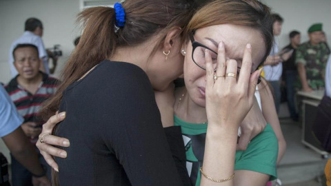 amiliares de los pasajeros desaparecidos esperan noticias sobre el paradero del avión en el aeropuerto de Juanda, en Indonesia. EFE