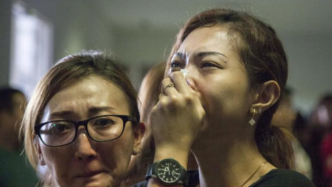 Familiares de los pasajeros desaparecidos esperan noticias sobre el paradero del avión en el aeropuerto de Juanda, en Indonesia. EFE