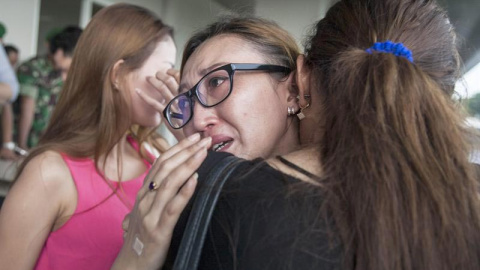 Familiares de los pasajeros desaparecidos esperan noticias sobre el paradero del avión en el aeropuerto de Juanda, en Indonesia. EFE