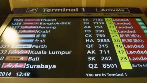 Familiares de los pasajeros desaparecidos esperan noticias sobre el paradero del avión en el aeropuerto de Juanda, en Indonesia. EFE