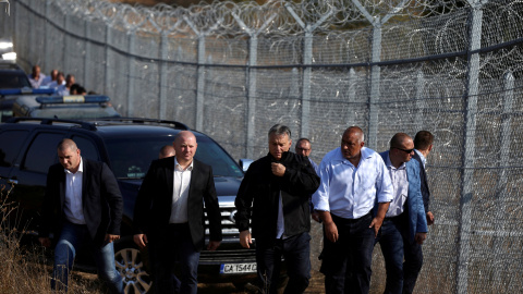 Viktor Orban, en el centro, camina junto a la valla construida en la frontera búlgaro-turca, en una imagen de archivo. / REUTERS - STOYAN NENOV Viktor Orban, en el centro, camina junto a la valla construida en la frontera búlgaro-turca, en una imagen de archivo. / REUTERS - STOYAN NENOV