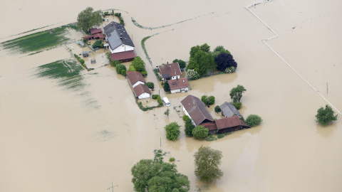 Una vista aérea de las casas sumergidas por las inundaciones en la villa bávara de Simbach am Inn en al este de Munich, Alemania. REUTERS/Michaela Rehle Una vista aérea de las casas sumergidas por las inundaciones en la villa bávara de Simbach am Inn en al este de Munich, Alemania. REUTERS/Michaela Rehle