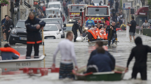 Una de las calles parisinas inundadas.- REUTERS/Christian Hartmann