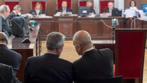Manuel Chaves y José Antonio Griñán durante las sesiones del juicio en diciembre de 2017.- EFE Manuel Chaves y José Antonio Griñán durante las sesiones del juicio en diciembre de 2017.- EFE