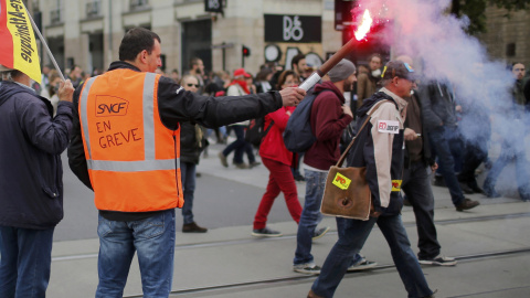 Un empleado de la compañía francesa de ferrocarril de propiedad estatal SNCF durante una manifestación para protestar contra la reforma laboral del Gobierno en Nantes , Francia.- REUTERS / Stephane Mahe