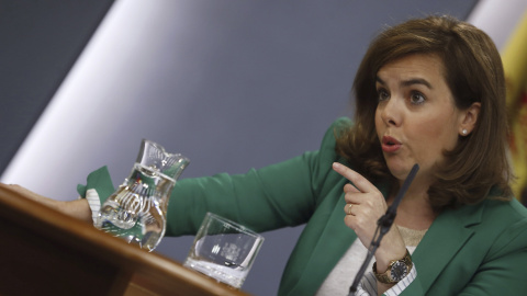 La vicepresidenta y portavoz del Gobierno, Soraya Sáenz de Santamaría, durante la rueda de prensa tras la reunión del Consejo de Ministros. EFE/J. J. Guillén La vicepresidenta y portavoz del Gobierno, Soraya Sáenz de Santamaría, durante la rueda de prensa tras la reunión del Consejo de Ministros. EFE/J. J. Guillén