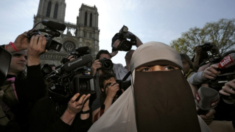 La primera mujer detenida en Francia por llevar burka, rodeada de periodistas. | Reuters La primera mujer detenida en Francia por llevar burka, rodeada de periodistas. | Reuters