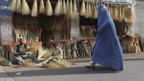 Una mujer con un burka pasea por las calles de Austria. EFE Una mujer con un burka pasea por las calles de Austria. EFE