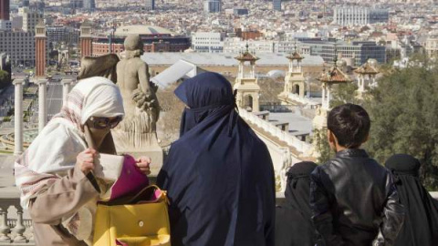 Varias mujeres con niqab contemplan Barcelona desde el mirador del Museo de Arte Nacional de Catalunya. EFE Varias mujeres con niqab contemplan Barcelona desde el mirador del Museo de Arte Nacional de Catalunya. EFE