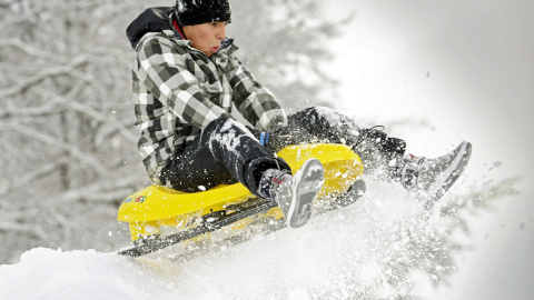 Un joven salta con su trineo en la nieve en Lausana (Suiza) EFE / EPA / LAURENT GILLIERON
