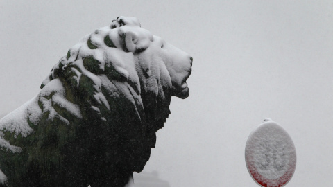 Una figura de un león cubierta de nieve junto en el Puente de los Leones en Würzburg (Alemania) EFE / EPA / KARL-JOSEF HILDENBRAND