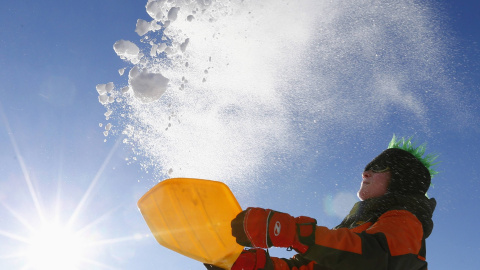 Un niño juega con la nieve en la montaña de Feldberg, al noroeste de Fráncfot (Alemania) REUTERS/Ralph Orlowski