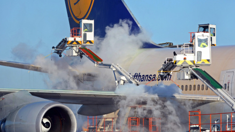 Operarios del aeropuerto de Fráncfort limpian un Boeing 747-400 de la aerolínea alemana Lufthansa se está helado (Alemania) EFE / EPA / ARNE Dedert