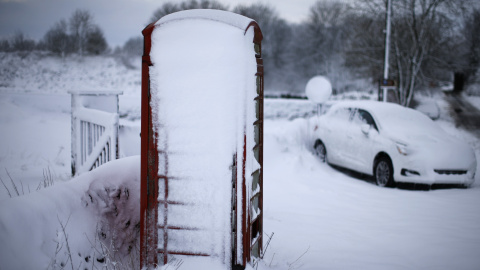 Un coche abandonado y una cabina telefónica cubierta de nieve cerca de Ashbourne (Inglaterra) REUTERS / Darren Staples