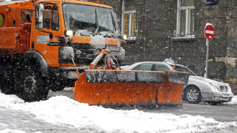Un camión limpia de nieve las calles de Zagreb (Croacia) EFE / EPA / ANTONIO BAT