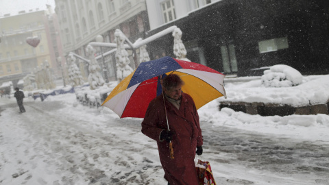 Una mujer camina por las calles nevadas de Zagreb (Croacia). REUTERS/Antonio Bronic