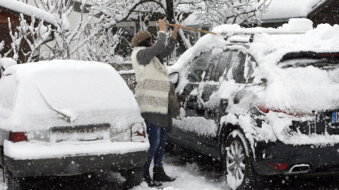 Un hombre limpia su coche de la nieve en Zagreb (Coatia). EFE / EPA / ANTONIO BAT