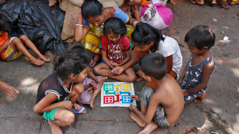 Niños juegan al parchís en un barrio de Calcuta, India. REUTERS/Rupak De Chowdhuri
