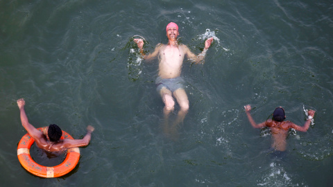 Unos indios se bañan en el río Yamuna, en Allahabad, India. REUTERS/Jitendra Prakash