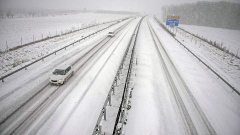 Una vehículos ciorculan por una autopista nevada cerca de Pecs, al sur de Budapest (Hungría). EFE / EPA / TAMAS SOKI