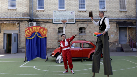 Los artistas del circo Viaceslavas Mickevicius (izquierda) y Darius Braziunas actúan ante los presos de la cárcel de Vilnius, Lituania. REUTERS/Ints Kalnins