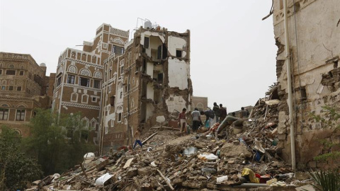 Varias personas buscan supervivientes entre los restos de varios edificios destrozados durante un bombardeo sobre el casco histórico de Saná. - EFE Varias personas buscan supervivientes entre los restos de varios edificios destrozados durante un bombardeo sobre el casco histórico de Saná. - EFE