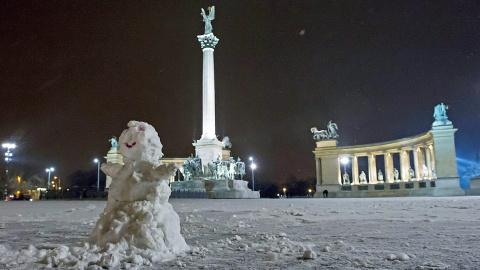 Un muñeco de nieve en la Plaza de los Heroes de Budapest (Hungary) EFE/EPA/PETER LAKATOS