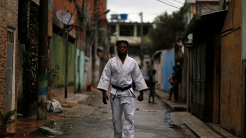 Popole Misenga, un refugiado de la República Democrática del Congo y judoka posa junto a su casa en Rio de Janeiro, Brasil. REUTERS/Pilar Olivares