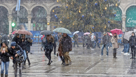 La nieve cae en la Piazza del Duomo, en frente de la catedral de Milán. (Italia) EFE / EPA / MATTEO BAZZI