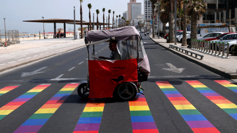 Personas cruzando un paso de peatones con los colores del arco iris antes de la marcha del orgullo gay en Tel Aviv, Israel. REUTERS REUTERS / Baz Ratne