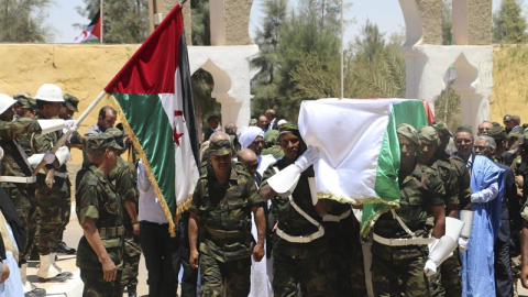 El féretro del presidente saharaui Mohamed Abdelaziz entra con honores en la Sede de la Presidencia del campo de refugiados de Rabuni, donde se celebrará una ceremonia popular de despedida. El líder del Frente Polisario falleció el pasado 3