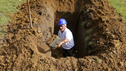 Un enterrador participa en el primer campeonato de excavación de tumbas en Debrecen,Hungría. REUTERS / Laszlo Balog