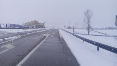 Una de las carreteras cortadas por el temporal de nieve.- EP Una de las carreteras cortadas por el temporal de nieve.- EP