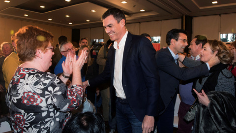 El secretario general del PSOE, Pedro Sánchez, saluda a os militantes y simpatizantes socialistas de Granada, a su llegada a la primera de las más de 50 Asambleas Abiertas a la ciudadanía. EFE/ Miguel Angel Molina