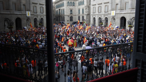 Vista de la manifestació convocada aquest diumenge per Cs a la plaça de Sant Jaume de Barcelona. EFE / Alberto Estévez. Vista de la manifestació convocada aquest diumenge per Cs a la plaça de Sant Jaume de Barcelona. EFE / Alberto Estévez.