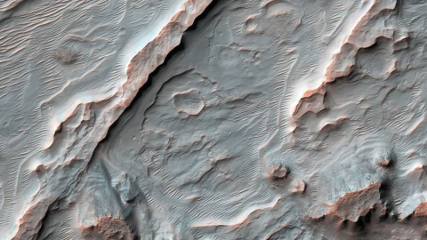 Abanicos aluviales, depósitos en forma de abanico que emergen de regiones de topografía escarpada.- NASA