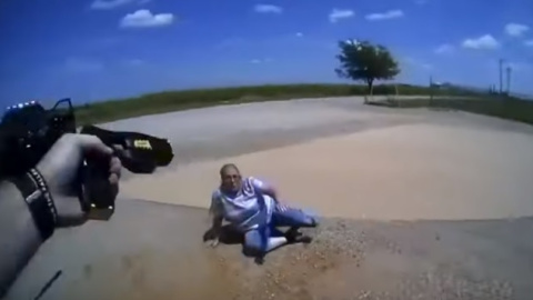 Captura de pantalla del vídeo donde el policía dispara con una pistola táser a una mujer de 65 años. Captura de pantalla del vídeo donde el policía dispara con una pistola táser a una mujer de 65 años.