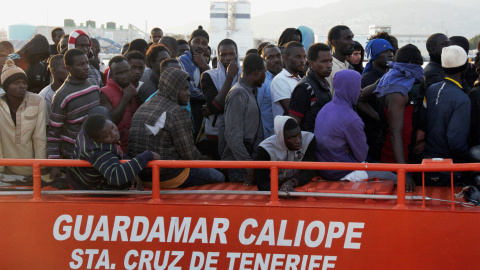 Llegada de los 156 inmigrantes de origen subsahariano y asiático al puerto de Motril (Granada).- EFE Llegada de los 156 inmigrantes de origen subsahariano y asiático al puerto de Motril (Granada).- EFE